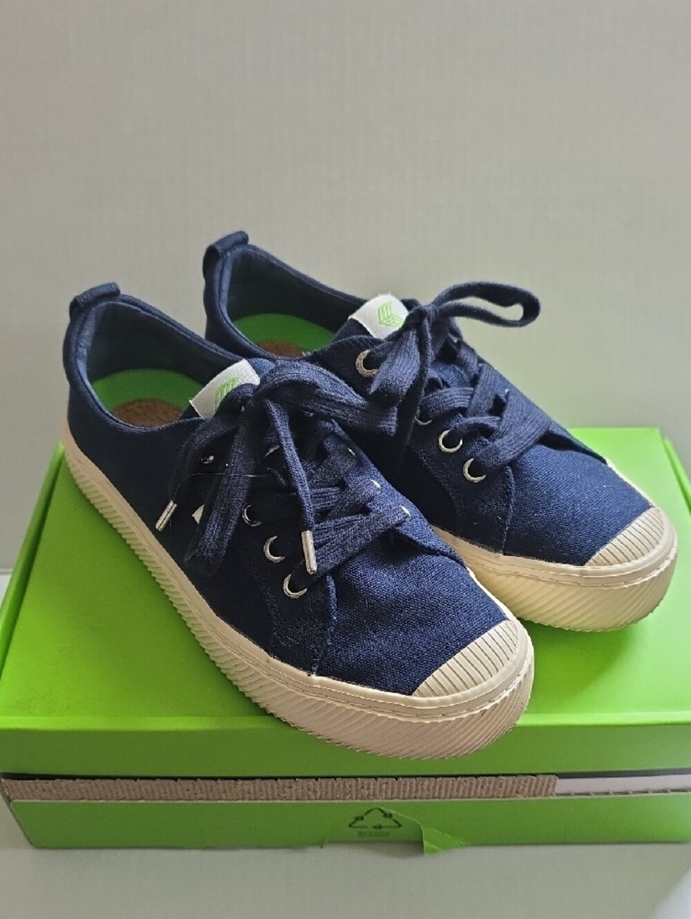 CARIUMA NAVY CANVAS SNEAKERS